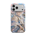 Coque Éclat de Sakura vue de dos, épéiste aux cheveux argentés en tenue blanche, bleue et dorée parmi les cerisiers roses.