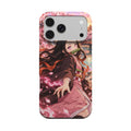 Coque manga Flammes de Sakura vue de dos : héroïne au kimono rose, cerisiers en fleurs et flammes roses.