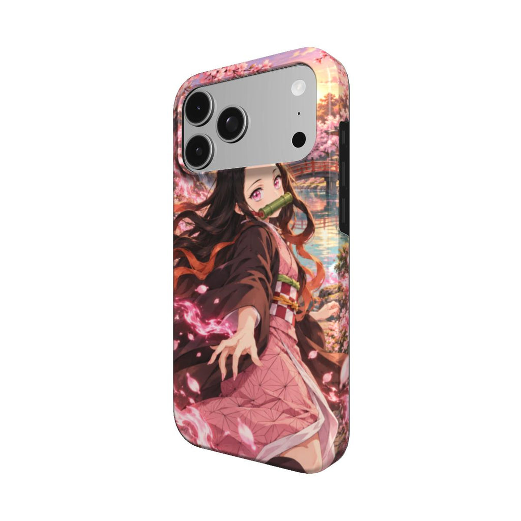 Coque Flammes de Sakura vue de trois quarts, avec héroïne au kimono rose et jardin japonais sur le bord.