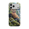 Coque manga Instinct Sauvage AkumaSkins, vue arrière avec guerrier au masque de sanglier dans une forêt et des cascades.
