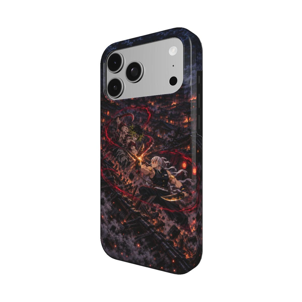 Coque Fureur Nocturne AkumaSkins vue de trois quarts, combat manga aux arcs écarlates et décor nocturne sur les côtés.